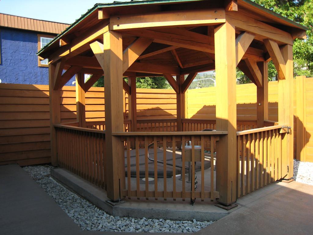 Econo Lodge Golden Exterior photo